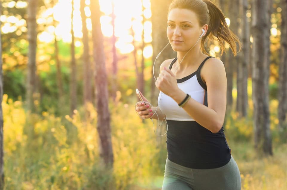 A woman jogging, which is one of the best outdoor activities in Nashville.