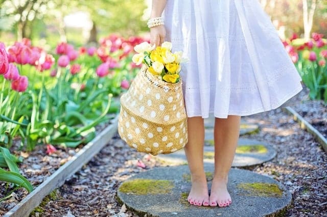 A girls with the bag of flowers